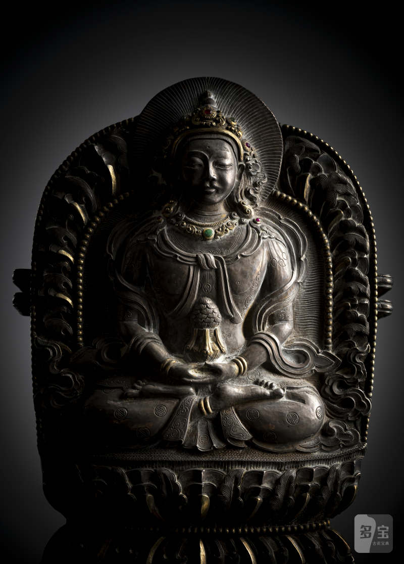 A PARCEL-GILT SILVER EMBOSSED METAL AMULET DEPICTING AMITAYUS - 图4